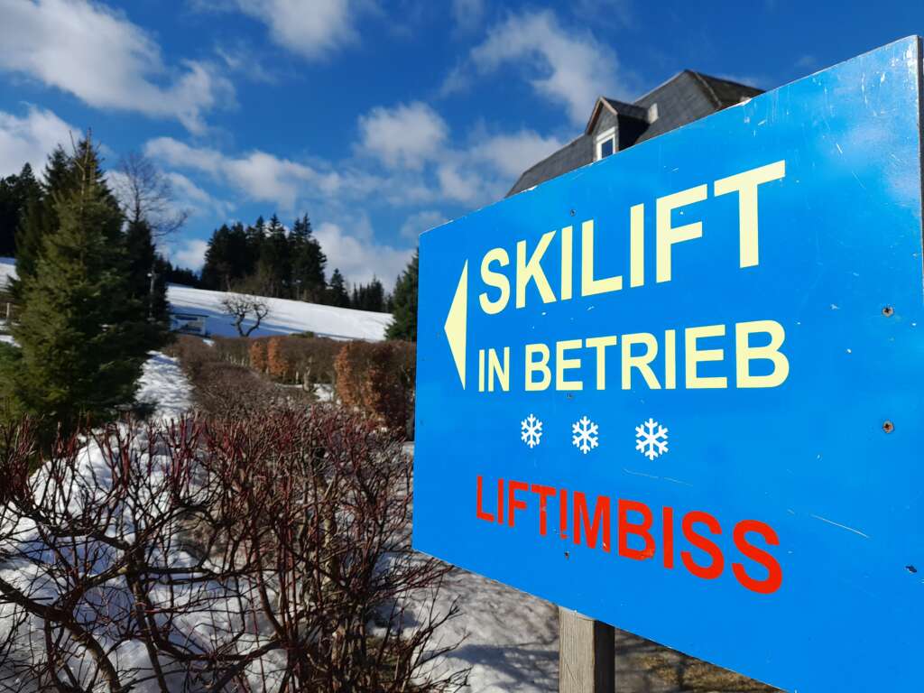 Schild Skilift in Betrieb