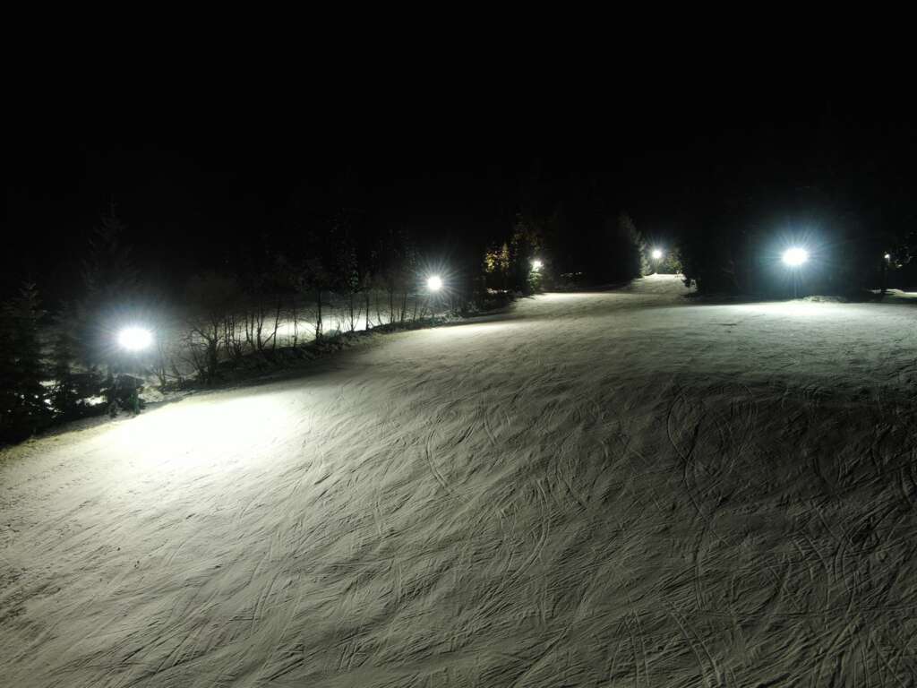 Die Piste bei Flutlicht