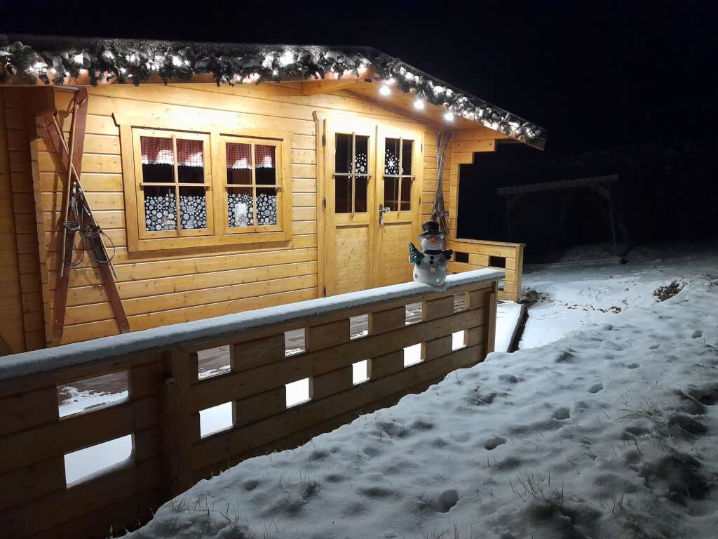 Die Glühweinalm am Rotterhang im Schnee
