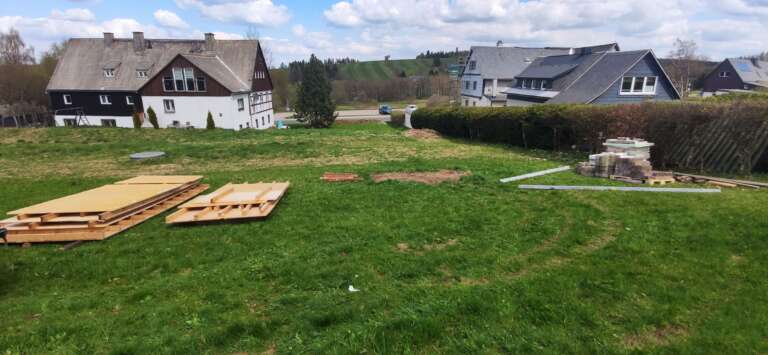 Die ersten Bauteile der Glühweinalm liegen im Mai 2022 auf der Wiese