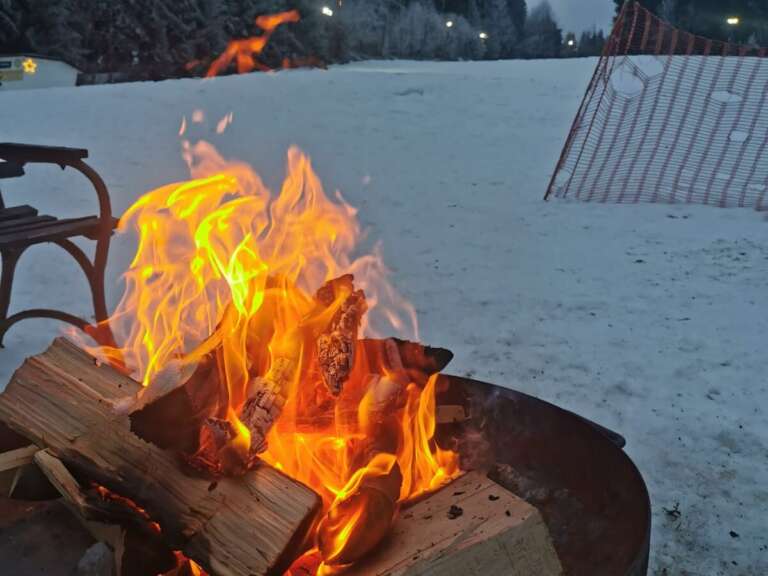 Lagerfeuer in einer Feuerschale im Schnee am Rotterhang