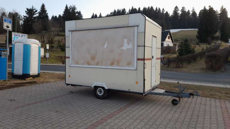 Der alte Imbisswagen beim Abtransport im März 2022