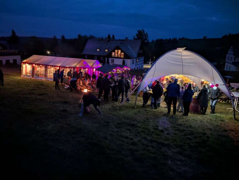 Gäste beim Oktoberfest am Rotterhang am Abend