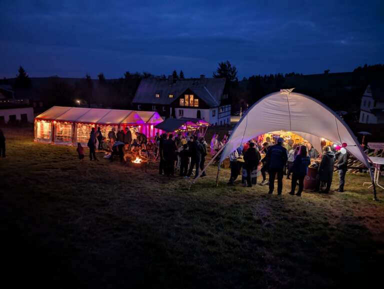 Oktoberfest am Rotterhang zur blauen Stunde mit beleuchtetem Festzelt