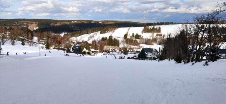 Blick vom Rotterhang über Schellerhau und die verschneiten Hügel des Osterzgebirges