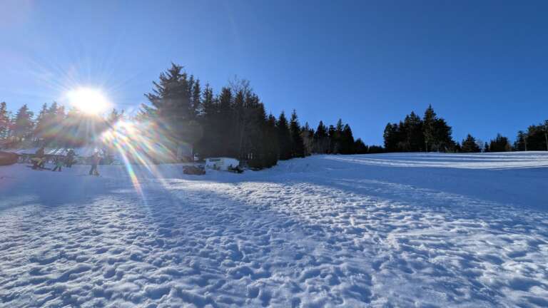 Sonniger Wintertag am Skihang Rotterhang unter blauem Himmel