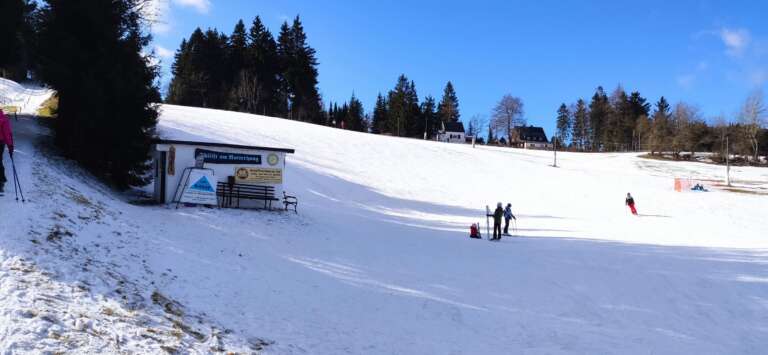 Talstation des Skilifts am Rotterhang an einem sonnigen Wintertag